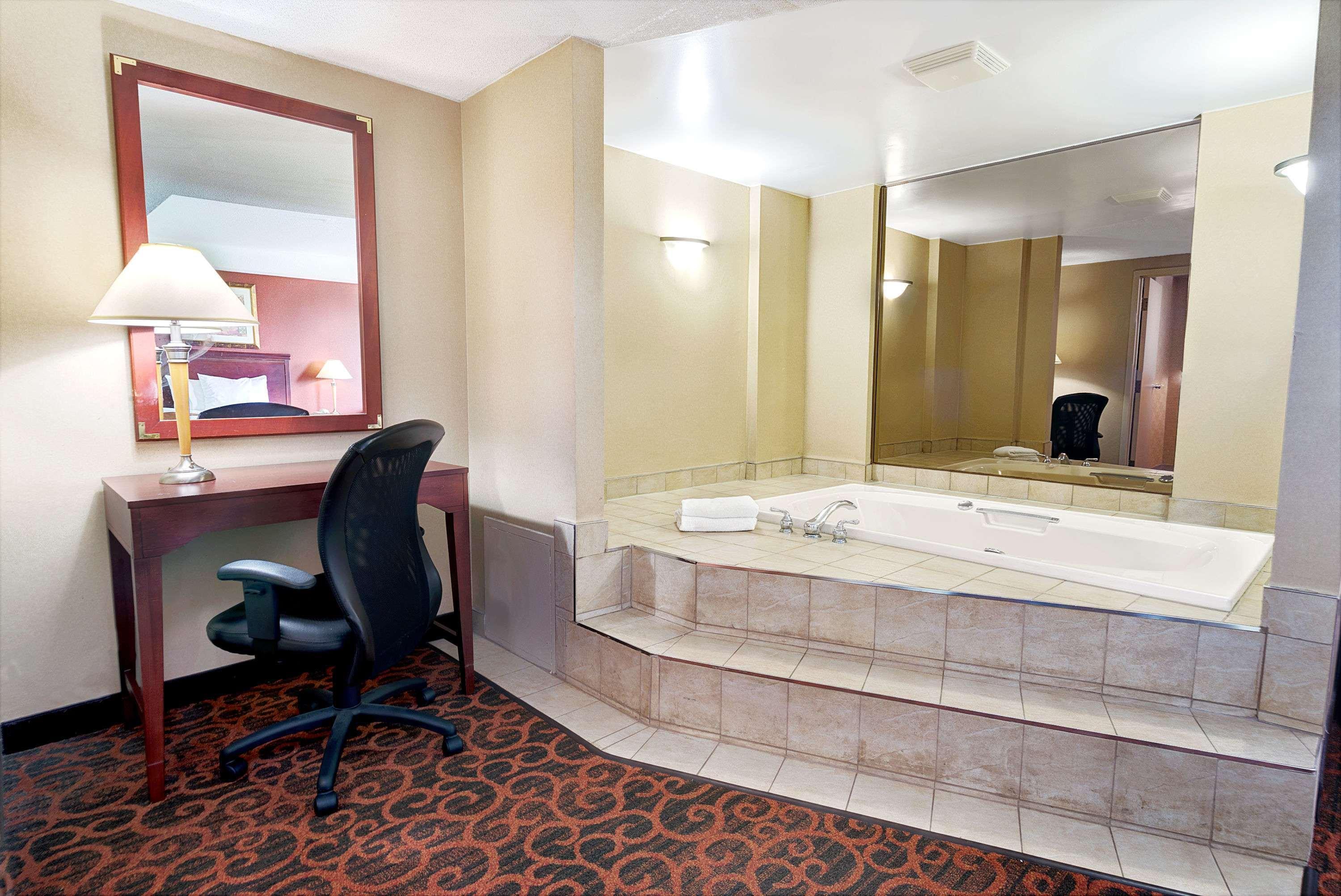 Ramada By Wyndham Niagara Falls/Fallsview Exteriör bild