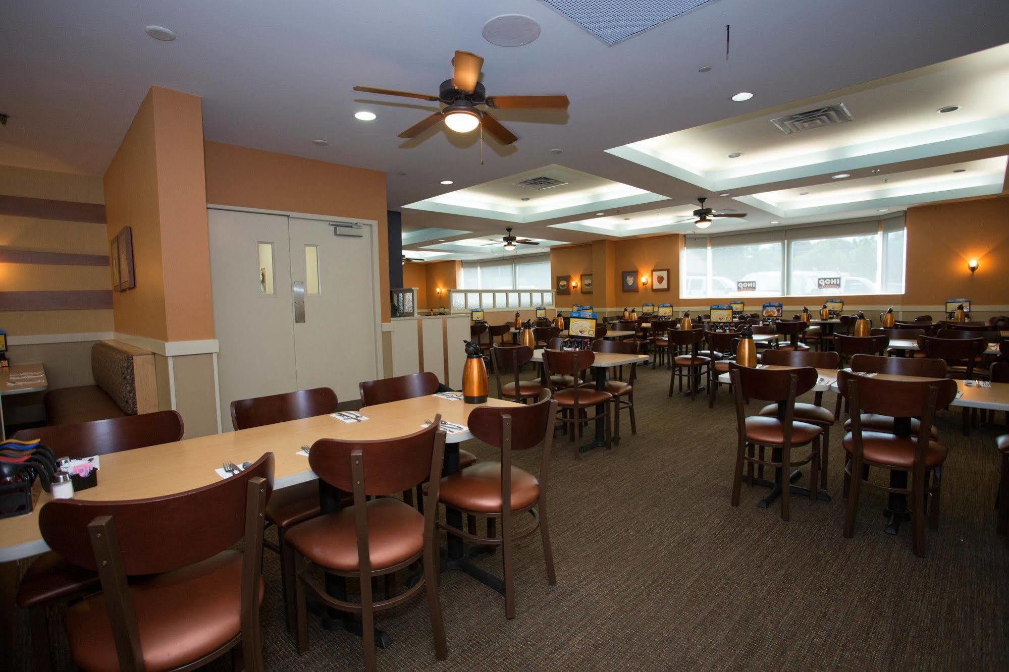 Ramada By Wyndham Niagara Falls/Fallsview Exteriör bild